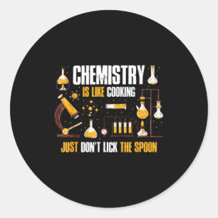 Chemie ist wie Kochen, leck einfach nicht am Sohn  Runder Aufkleber