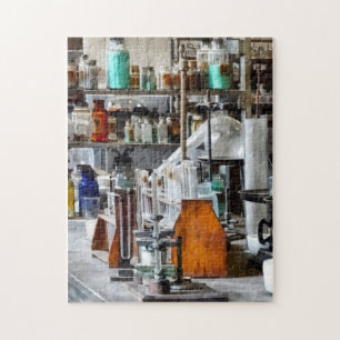 Chemielabor mit Reagenzgläsern und Retorte Puzzle