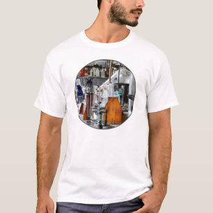 Chemielabor mit Reagenzgläsern und Retorte T-Shirt