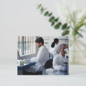 Chemiker, die in einem Labor arbeiten Postkarte (Stehend Vorderseite)