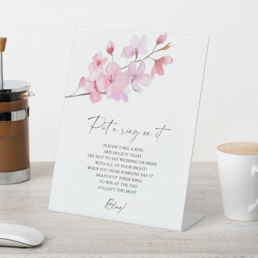 Cherry Blossom - Frühjahr setzt Ring auf sein Spie Sockelschild (In SItu)