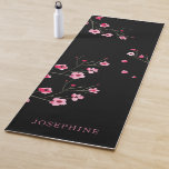 Cherry Blossom Sakura Aquarell schwarz Yogamatte<br><div class="desc">Erleben Sie ein Yoga-Erlebnis so einzigartig wie Sie mit dieser Personalisierten Modern Cherry Blossom Sakura Watercolor Yoga Mat. Mit einem schwarzen Hintergrund und zarten Wasserfarben-Kirschblüten schafft diese Matte Eleganz und Ruhe in Ihre Praxis. Passen Sie es mit Ihrem Namen für eine persönliche Touch an. Ideal für Yoga, Pilates und Meditation,...</div>