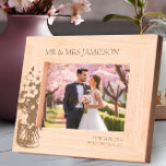 Cherry Blossom und Mrs. Wedding Foto Geätzte Rahmen<br><div class="desc">Foto aus Holz,  personalisiert mit dem Namen des neuen Mr. & Mrs.,  ihrem Hochzeitstag und ihrem Hochzeitsort. Das Design bietet auch ein zartes Glas Kirschblüte - perfekt für eine Frühjahrshochzeit. Ein wunderschönes Geschenk für Brautparty,  Hochzeit,  Neuvermählte oder als,  es ist Naturholz,  wie wäre es mit einem 5. Jubiläum!</div>