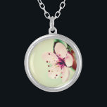 Cherry Blossom Versilberte Kette<br><div class="desc">Naher Blick auf die zarte Kirschblüte Blume. Pastellrosa Blume mit weichen,  runden Blättern. Hintergrund ist ein blasses Kalkgrün.</div>