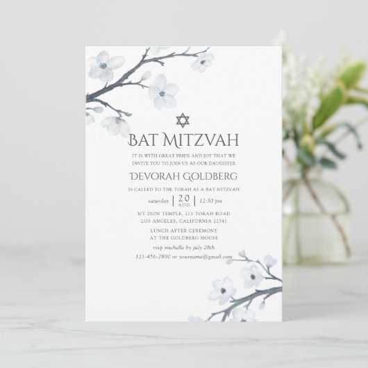 Cherry Blossoms Floral Bat Mitzvah Einladung (Stehend Vorderseite)