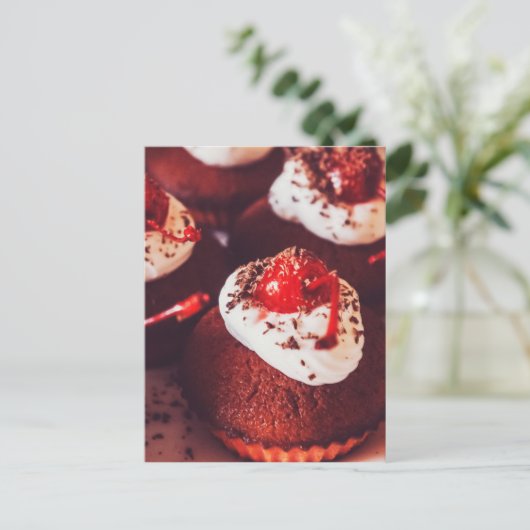 Cherry Cupcakes Postkarte (Stehend Vorderseite)