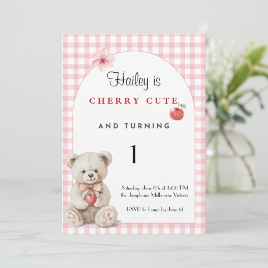 Cherry Cute First Birthday Invitation • Bear Party Einladung (Stehend Vorderseite)