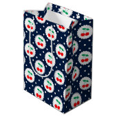 Cherry Dot Pattern - Retro Fruit Gift & Decke Mittlere Geschenktüte (Rückseite Schrägansicht)