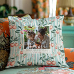 Cherry oben | Foto der Mutter Kissen<br><div class="desc">Feiern Sie stilvoll Mama mit dem Cherry On Top Mother's Day Foto Throw Kissen - ein herzlicher, individualisierbarer Sake, den sie für immer schätzen wird. Dieses Kissen mit einer charmanten, kirschlich-gemusterten Kulisse und sanften Pastelltönen umrahmt Ihr Lieblings-Foto und verleiht Ihrem Geschenk eine persönliche Touch. Der elegante Text lautet: "Mama, du...</div>