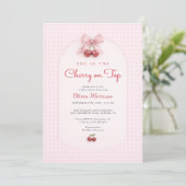 Cherry on Top Gingham Bow Photo Baby Shower Einladung (Stehend Vorderseite)