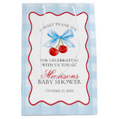 Cherry Sweet Blue Coquette Bow Baby Shower Favorit Mittlere Geschenktüte (Vorderseite)