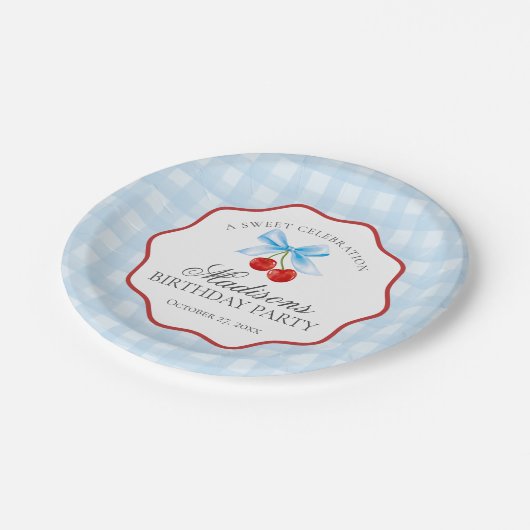Cherry Sweet Blue Coquette Bow Gingham Birthday Pappteller (Schrägansicht)