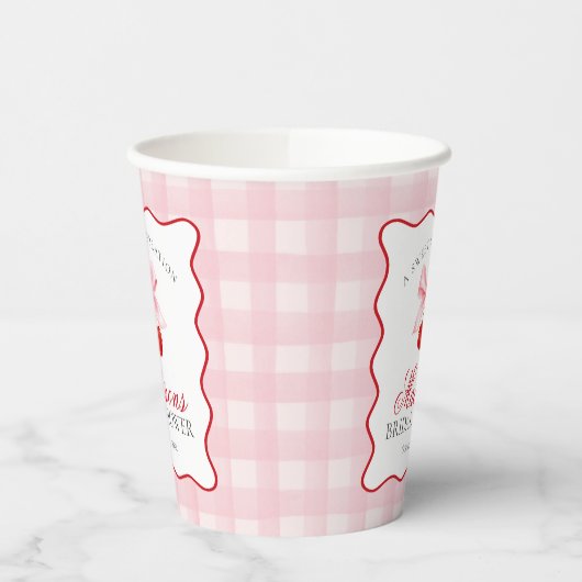 Cherry Sweet Pink Coquette Gingham Brautparty Pappbecher (Links)