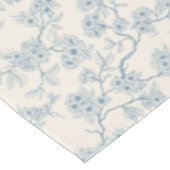 Chery blossom branches in blue and off white tischdecke (Schrägansicht)