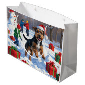 Chesapeake Bay Retriever Schnee mit Weihnachtsmütz Große Geschenktüte (Rückseite Schrägansicht)