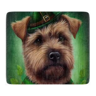 Chesapeake Bay Terrier im St. Patrick's Day Kleid Schneidebrett