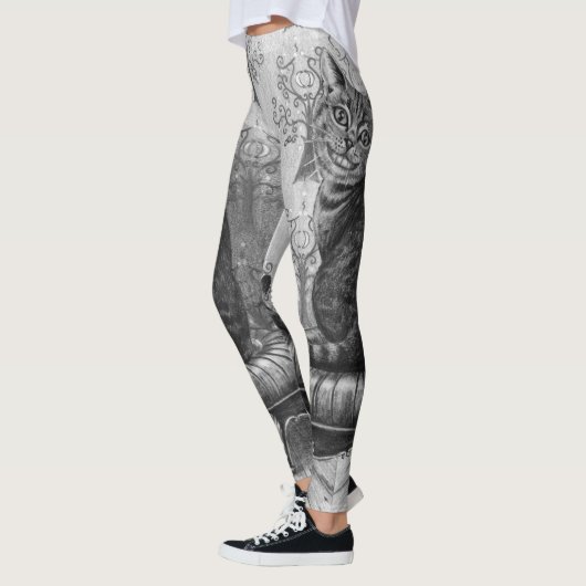 Cheshire-Katze ganz über Leggings-Alicen im Leggings (Links)