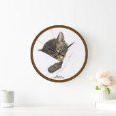Chessie - die schlafende Kittenmauer Große Wanduhr (Zuhause)