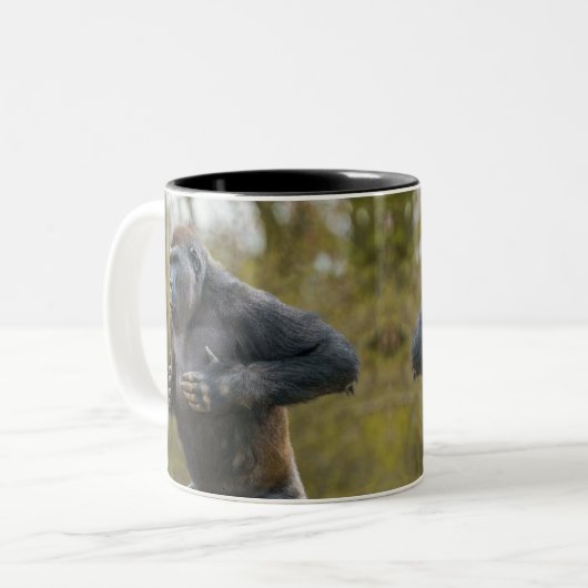 Chest Beating Gorilla Zweifarbige Tasse (Vorderseite Links)