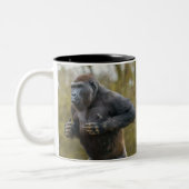 Chest Beating Gorilla Zweifarbige Tasse (Links)