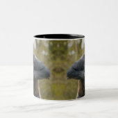 Chest Beating Gorilla Zweifarbige Tasse (Mittel)