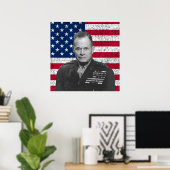 Chesty Puller und die amerikanische Flagge Poster (Heimbüro)