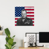 Chesty Puller und die amerikanische Flagge Poster (Heimbüro)