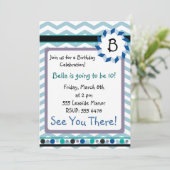 Cheveron Monogramm-Karte mit blauer, aquamariner, Einladung (Stehend Vorderseite)