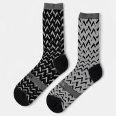 Chevron Black and Grey Name on Mismatch Socken (Linkes Detail)