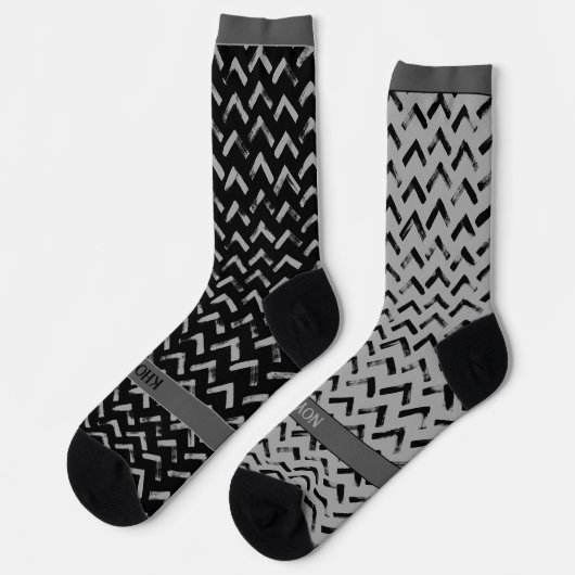 Chevron Black and Grey Name on Mismatch Socken (Linkes Detail)