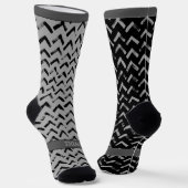 Chevron Black and Grey Name on Mismatch Socken (Gewinkelt)
