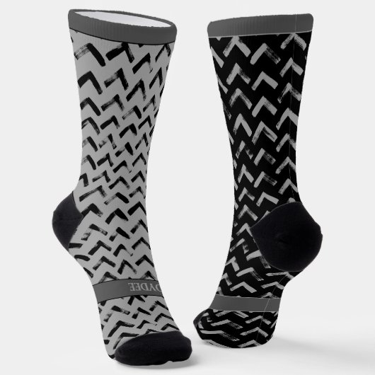 Chevron Black and Grey Name on Mismatch Socken (Gewinkelt)