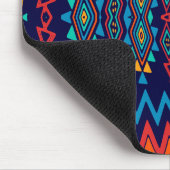 Chevrons und rhombus abstraktes Design Mousepad (Ecke)