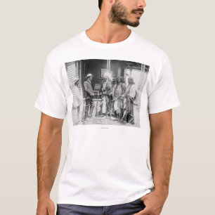 Cheyenne-Mann-Gegenteil mit Weiß T-Shirt