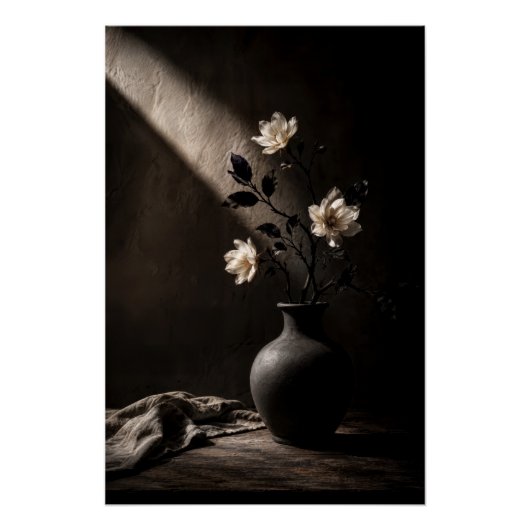 Chiaroscuro Weiße Blumen Melancholisches Stilllebe Poster (Vorderseite)