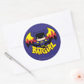 Chibi Batgirl mit Gotham Skyline & Logo Runder Aufkleber (Umschlag)