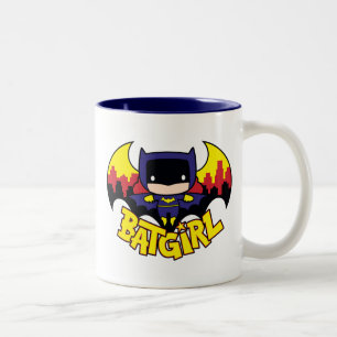 Chibi Batgirl mit Gotham-Skyline und Logo Zweifarbige Tasse