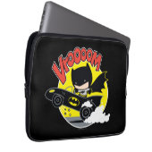 Chibi Batman im Batmobile Laptopschutzhülle (Vorne Rechts)