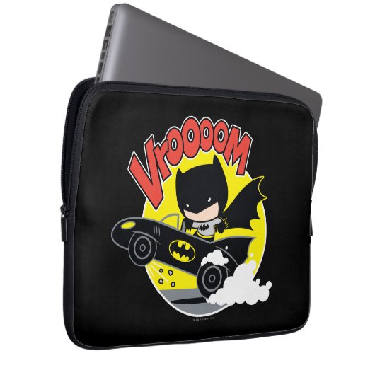 Chibi Batman im Batmobile Laptopschutzhülle (Vorne Rechts)