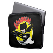 Chibi Batman im Batmobile Laptopschutzhülle (Vorderseite Links)