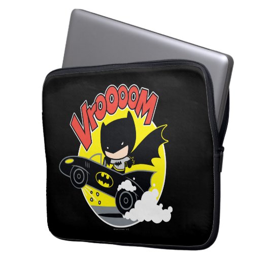 Chibi Batman im Batmobile Laptopschutzhülle (Vorderseite Links)