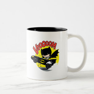 Chibi Batman im Batmobile Zweifarbige Tasse