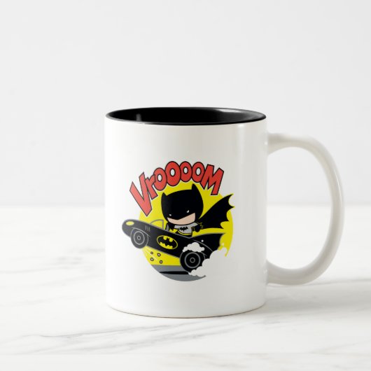 Chibi Batman im Batmobile Zweifarbige Tasse (Rechts)