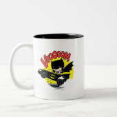 Chibi Batman im Batmobile Zweifarbige Tasse (Links)