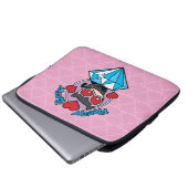 Chibi Catwoman sitzt oben auf großen Diamanten Laptopschutzhülle (Vorne Knopf)