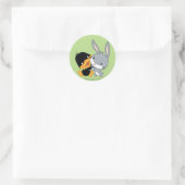 Chibi DAFFY DUCK™ & BUGS BUNNY™ Runder Aufkleber (Tasche)