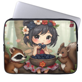Chibi-Fee, die mit Waldtieren Brombeeren isst Laptopschutzhülle