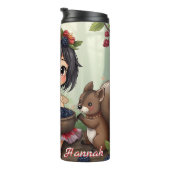 Chibi-Fee, die mit Waldtieren Brombeeren isst Thermosbecher (Nach rechts gedreht)