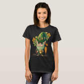 Chibi Gnome Adorable St Patrick's Day in einem Nie T-Shirt (Vorne ganz)