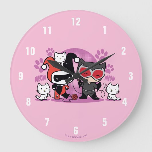 Chibi Harley Quinn & Chibi Catfrau mit Katzen Große Wanduhr (Vorderseite)